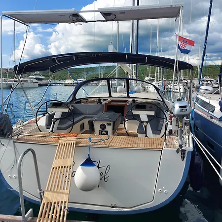 Botel Sarstef Trogir